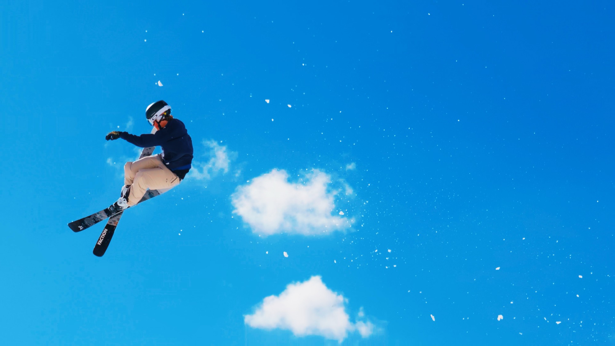 Skidåkare i hopp mot blå himmel — stillbild ur en film av Bäck Film