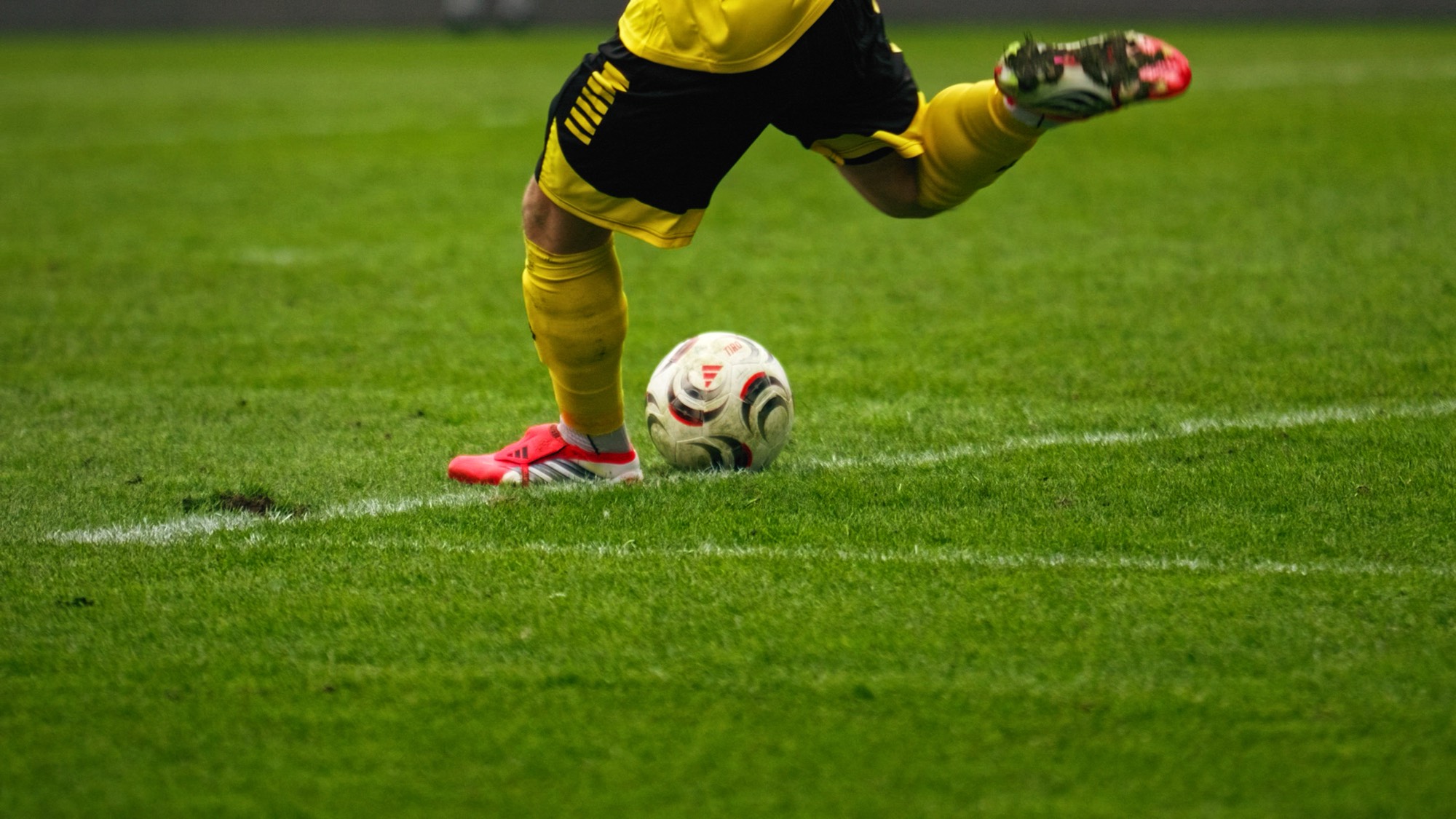 Fotbollsspelare slår en boll — stillbild ur en film av Bäck Film